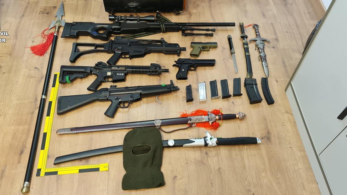 Se han incautado armas de fuego, armas de fuego simuladas y un gran número de armas blancas