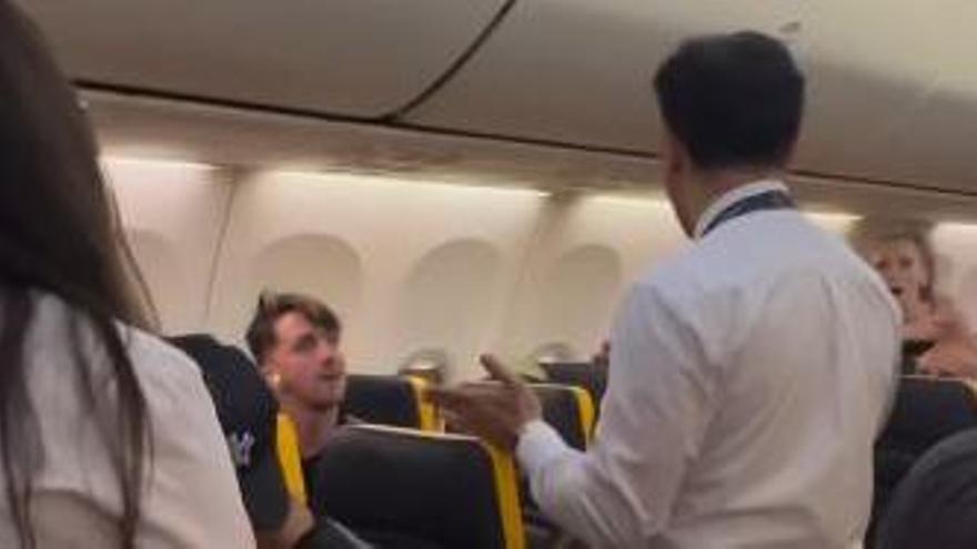 A passenger on a horrible flight from Ibiza to London: “The worst flight of my life”