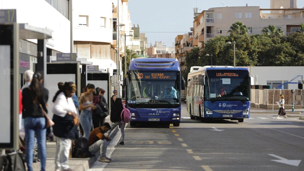 Delays and cancellation of services without prior notice: Cala Llonga residents are fed up with the poor performance of the bus line to Ibiza
