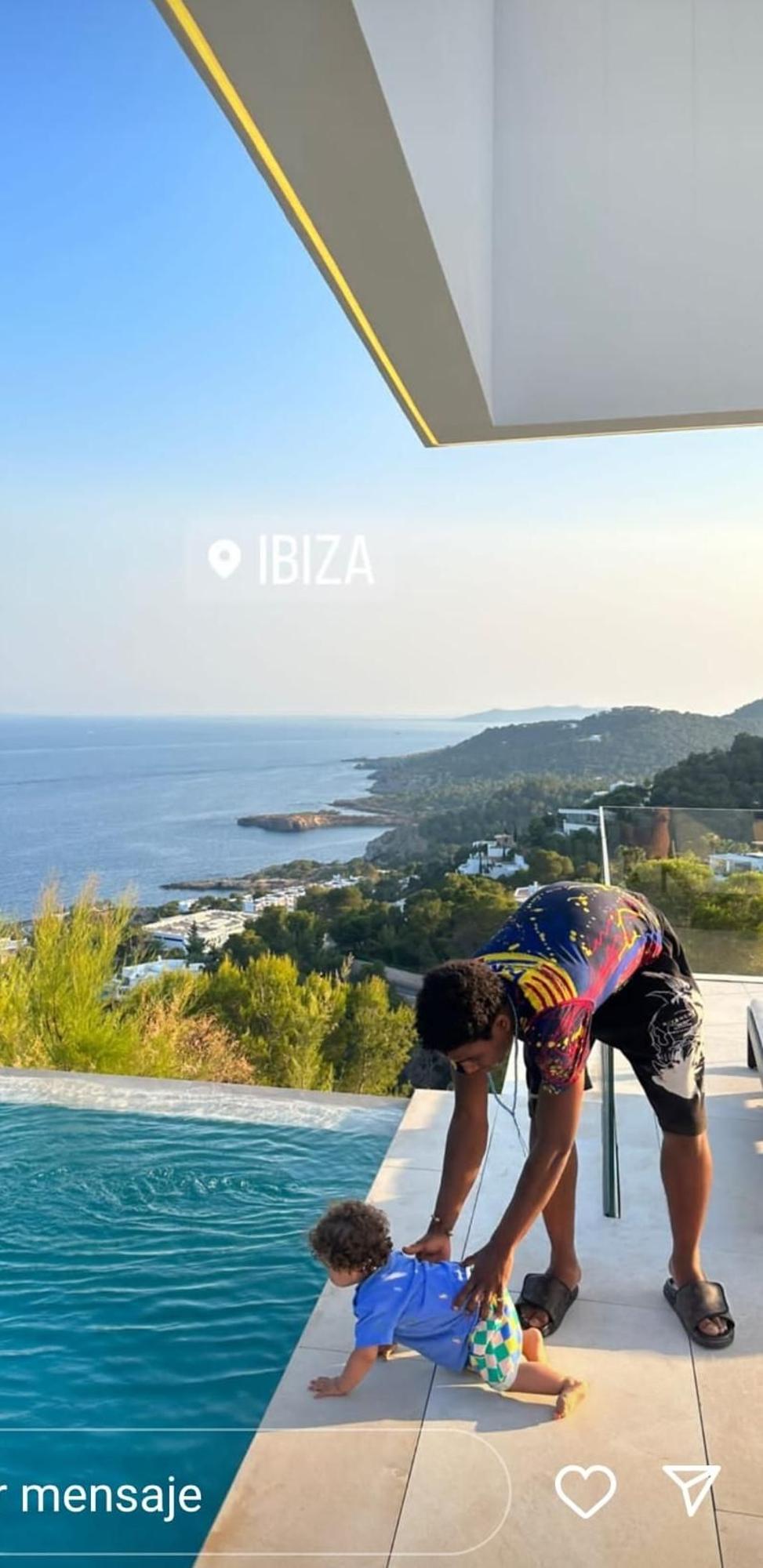 El artista catalán Leïti juega con su hijo en una villa de la isla