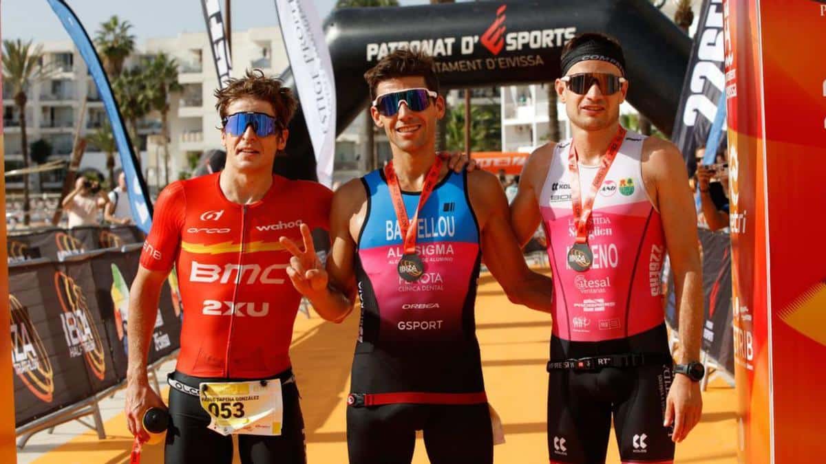 Imagen de los tres primeros clasificados masculinos en la Copa de EspaÃ±a; a la derecha, la vencedora femenina Els Visser levanta la cinta en lÃ­nea de meta. | FOTOS: VICENT MARÃ