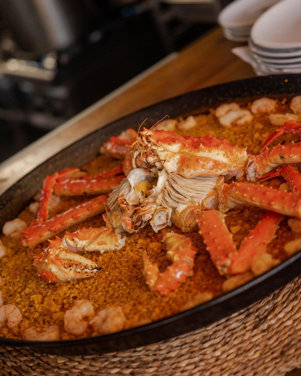 Beso Beach Ibiza propone una cocina de raíces vasco-mediterráneas.