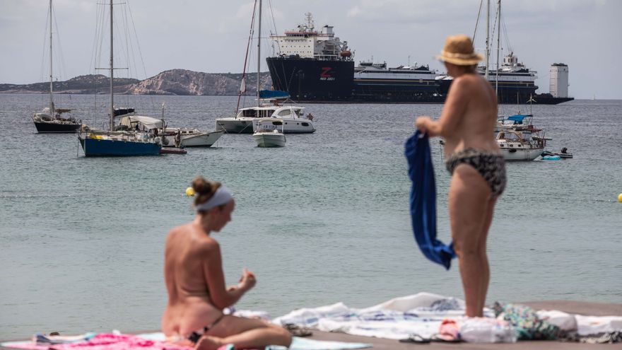 Cargo ship 'Red Zed 1' arrives in Ibiza with the two ferries acquired by Trasmapi after 59 days and 19,000 kilometers