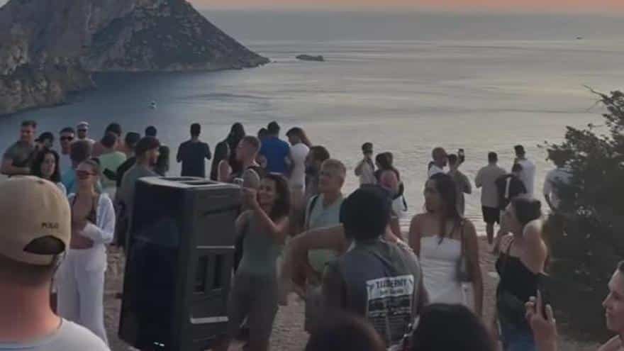 Diplo calls for an illegal party in Cala d'Hort