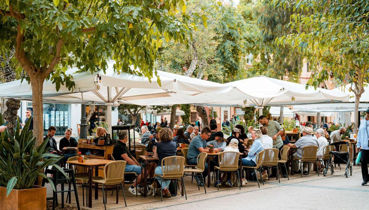 La Cava invita a disfrutar de una experiencia culinaria en un ambiente acogedor y La Cava Gourmet ofrece la oportunidad de llevar a casa las delicias gastronómicas.