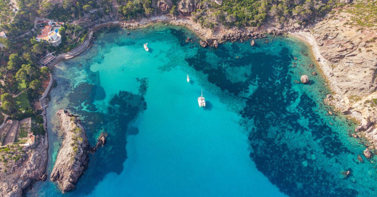La cala de es Canaret es una de las calas más escondidas de Ibiza. En la sección 'Discover Ibiza' puedes encontrar más.