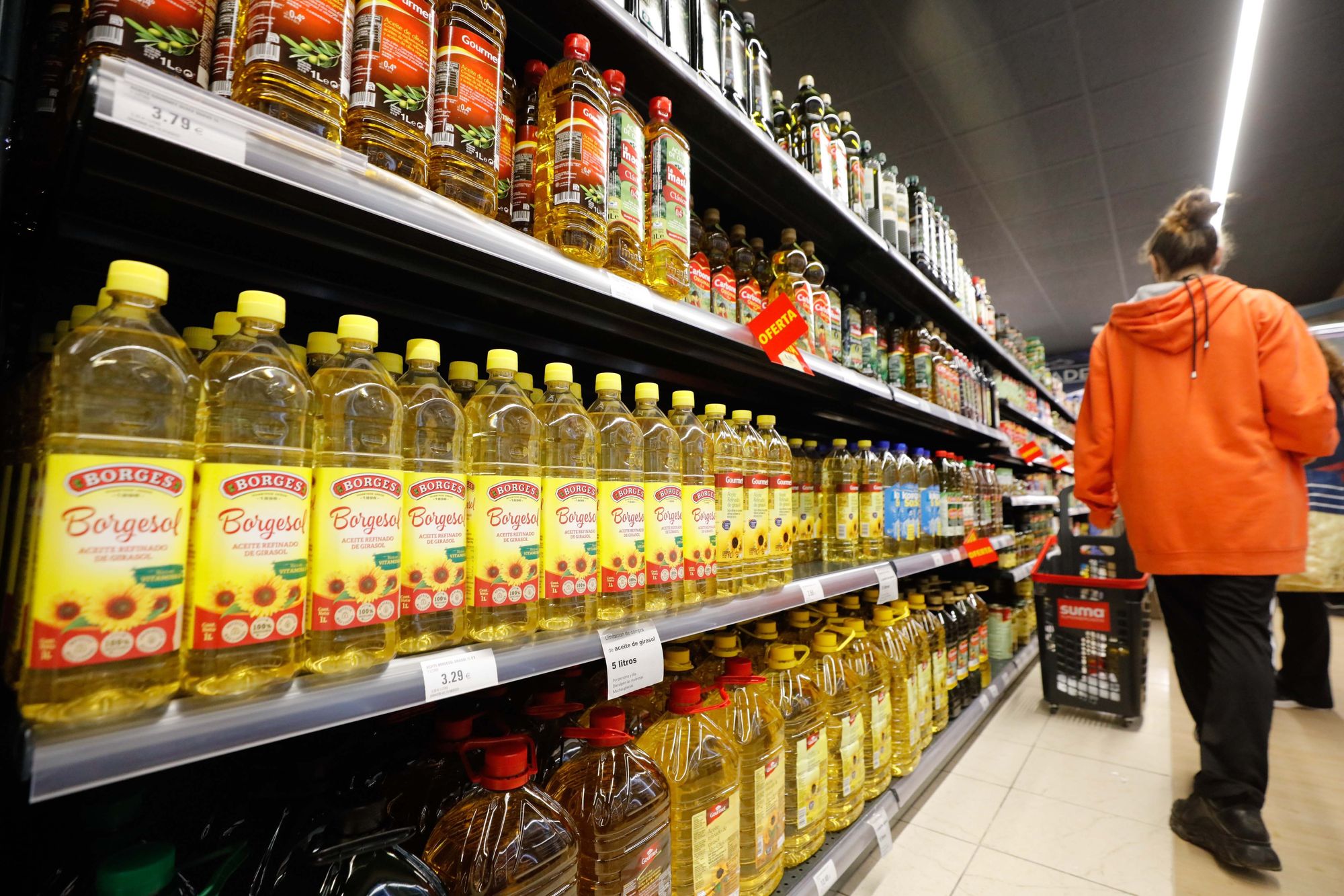 The supermarket shopping basket on Ibiza: "With oil at this price we will have to cook on the grill"