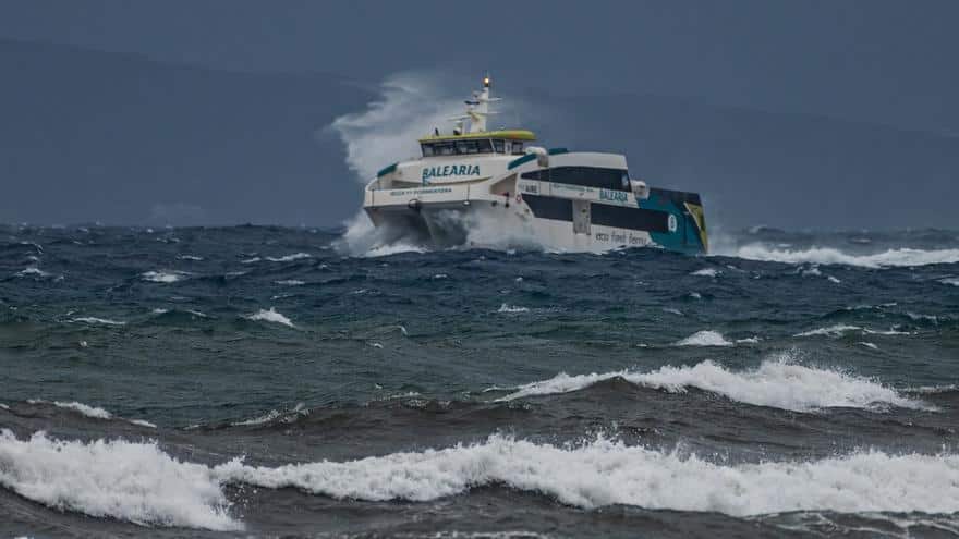The DANA causes the closure of the port of La Savina one hour and cancellations and delays in ferries