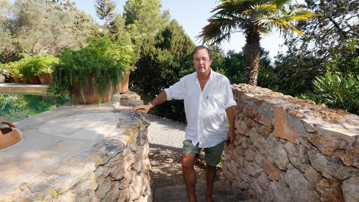 El escritor Javier Moro en su casa de Sant Agustí.