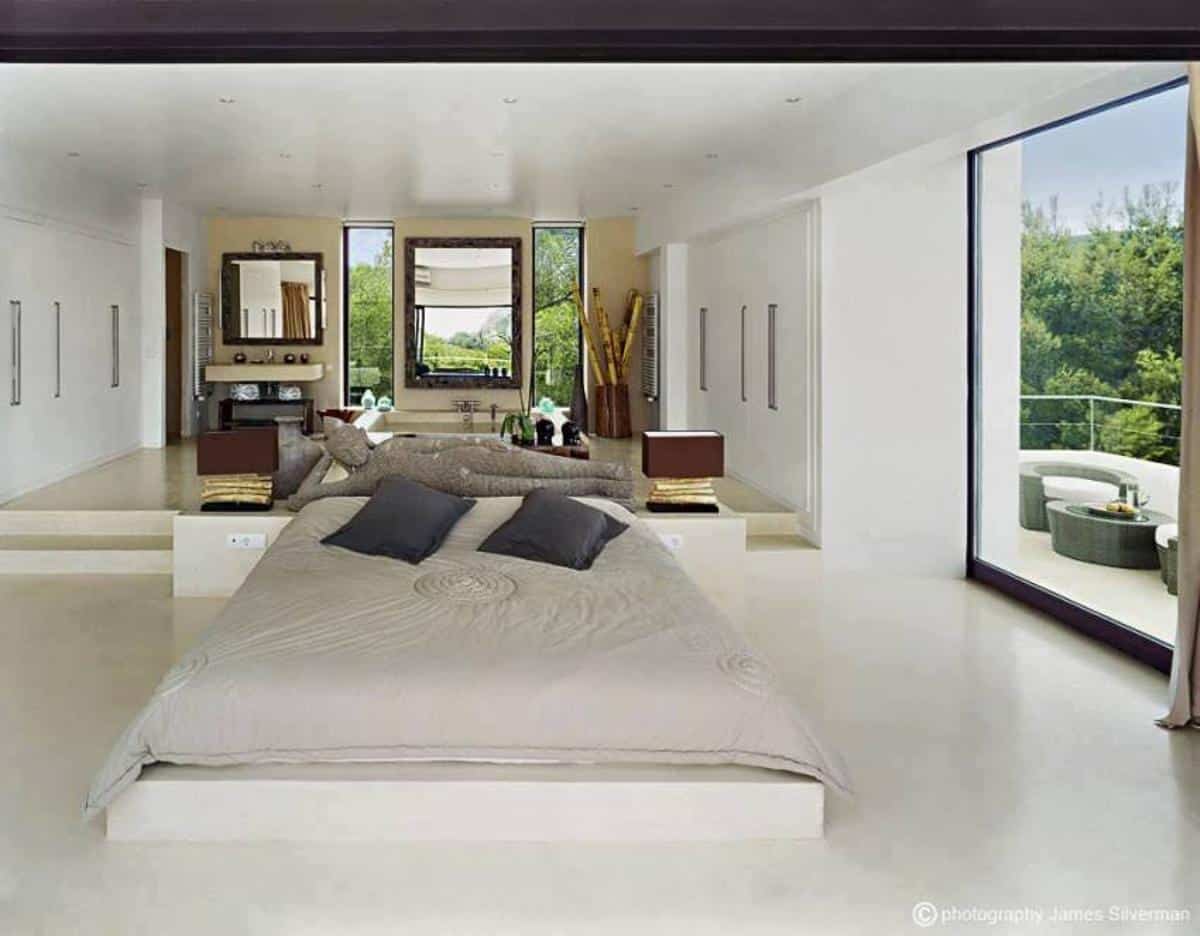 The room, on two levels, has a double bathtub