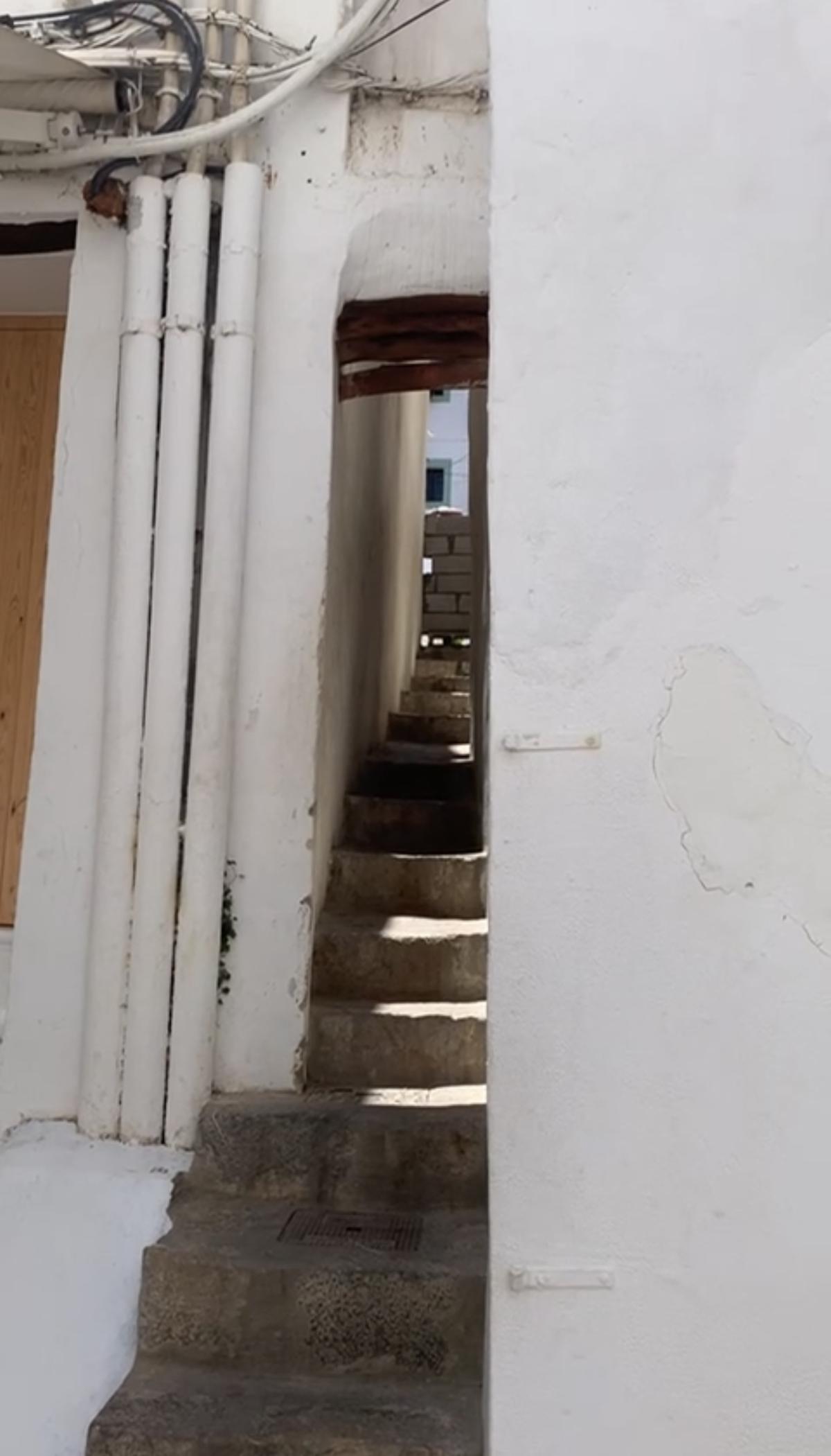 Alley walling