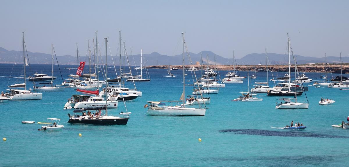 Yates fondeados a lo largo de la playa de Cala Saona