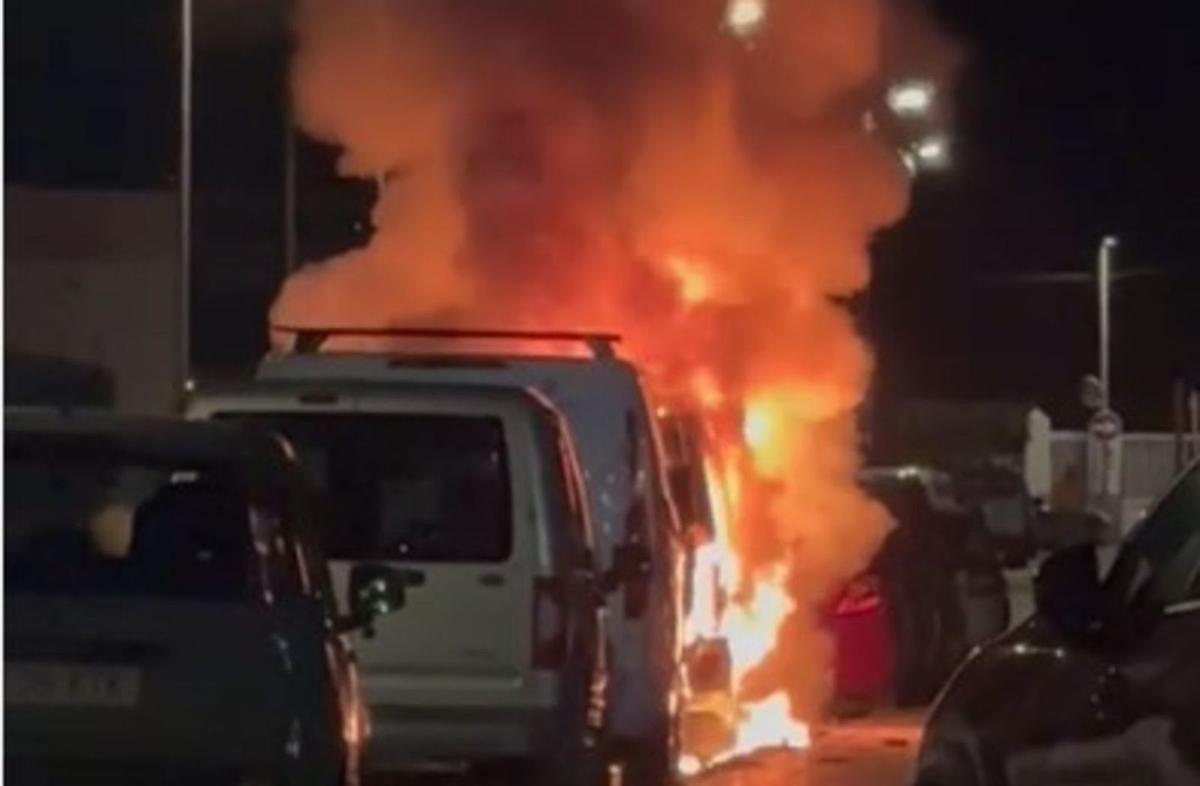 La furgoneta, ardiendo junto a la subestación eléctrica. | D. I.