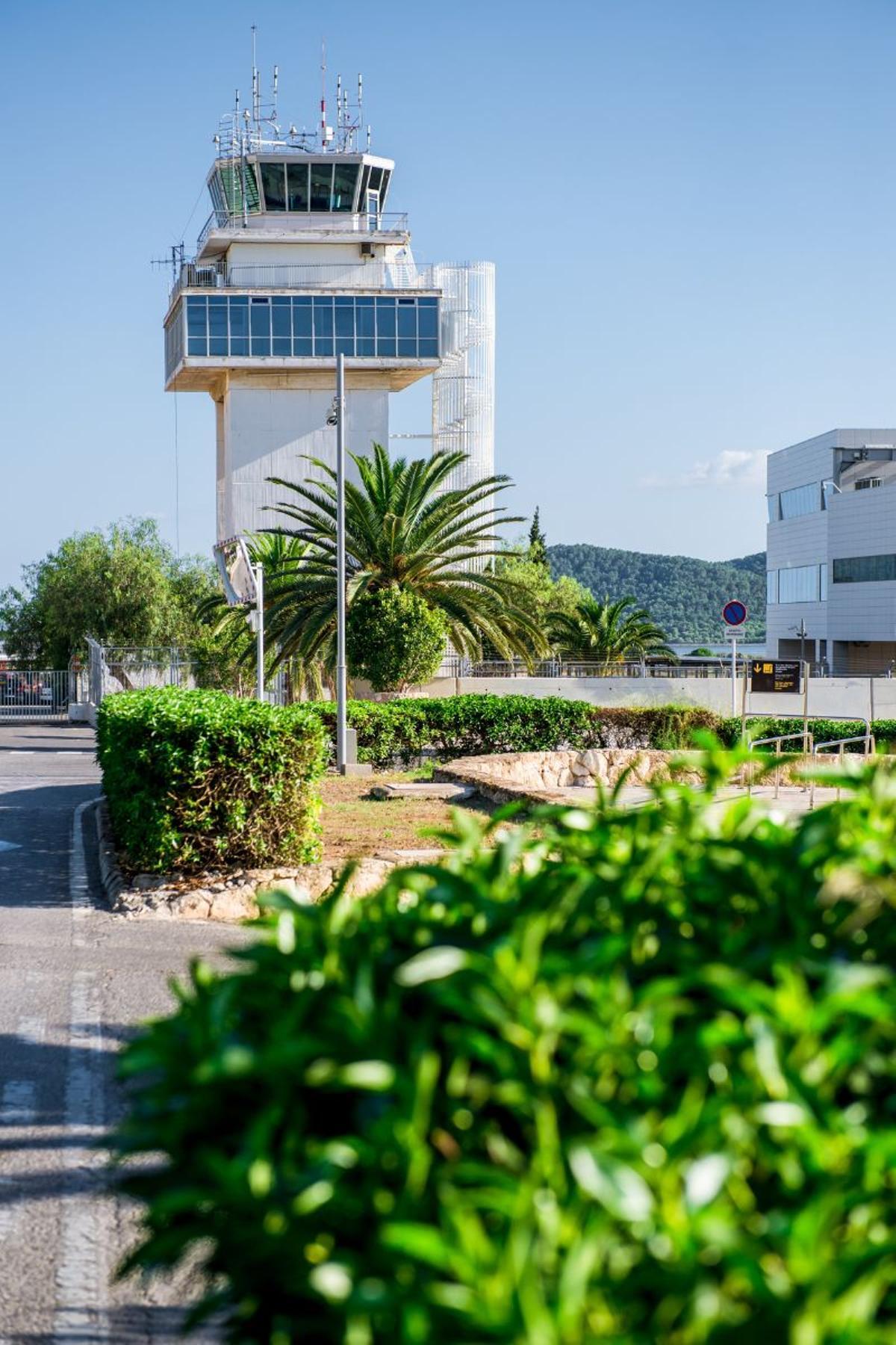 Living Ibiza incluye información relevante sobre el aeropuerto de la isla.