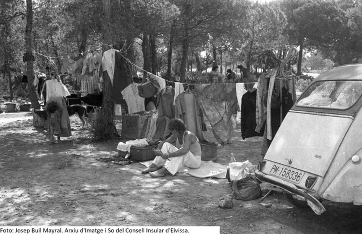 Foto antigua del Hippy Market Punta Arabí del Archivo de Imagen y Sonido del Consell d´Eivissa.