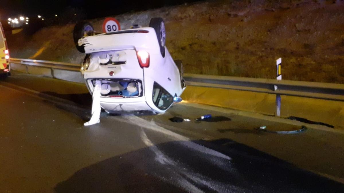 El coche volcado en el accidente de tráfico