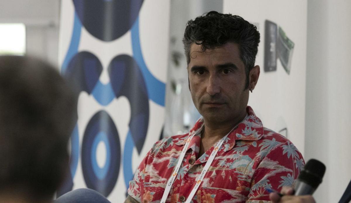 Alicia Reina y Eva Ballarín charlan con Carmen Posadas (centro). | V.M.