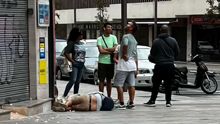 El hombre tumbado en el suelo tras ser golpeado por un toldo desprendido por el viento