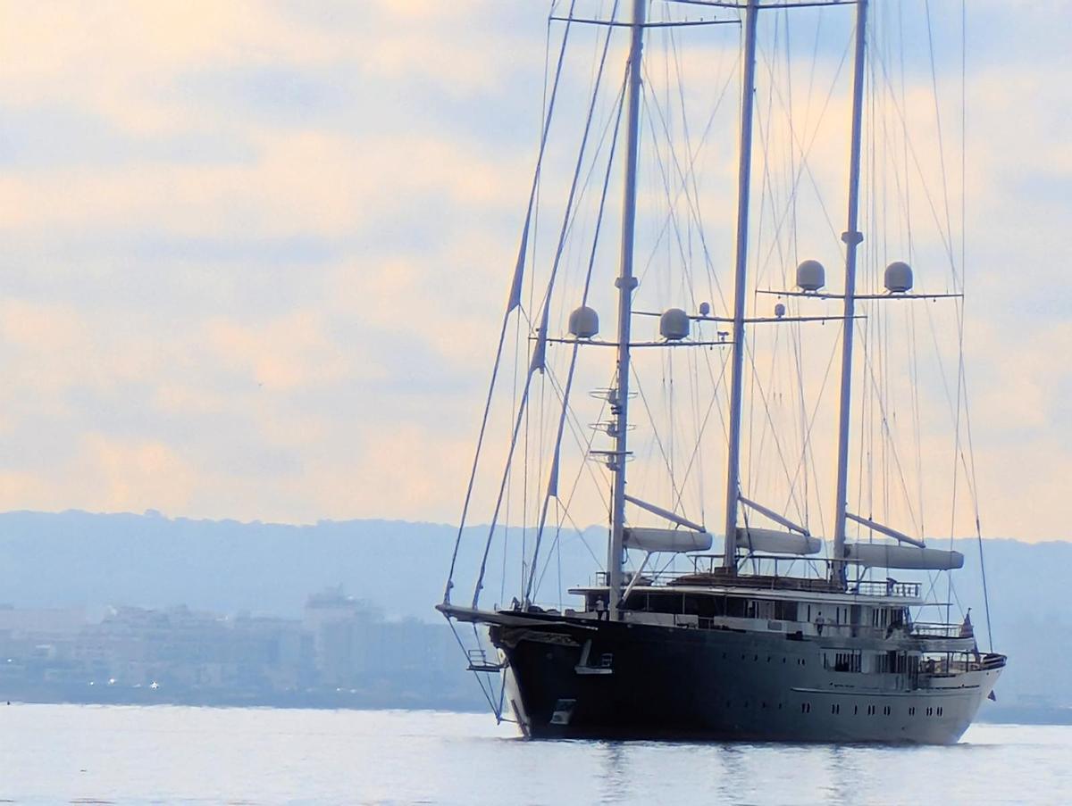 La goleta Koru de Jeff Bezos entrando en el Puerto de Palma este viernes