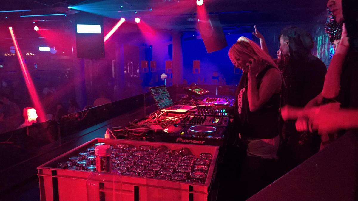 Mikaela Jav pinchando en Ibiza