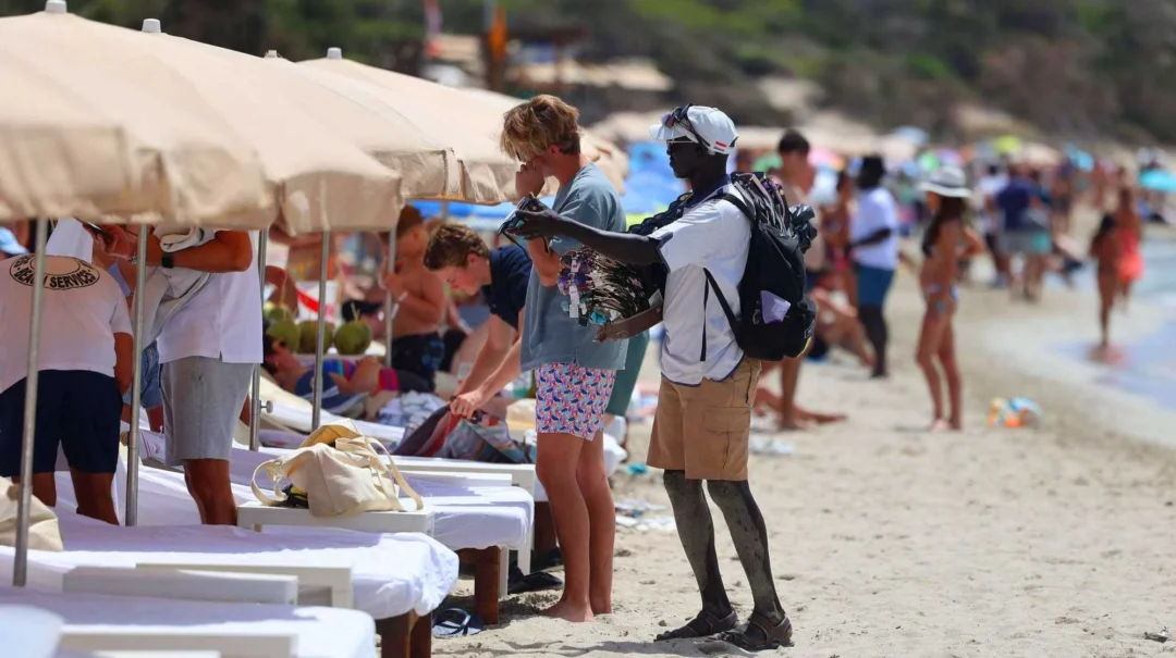 https://www.diariodeibiza.com/news/daily-illegal-marketplace-taking-ibizas-ses-salines-beach/