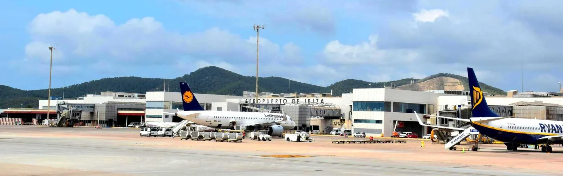 Airplanes on the parking apron at Ibiza airport. | Cesar Navarro