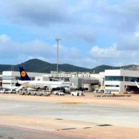 Airplanes on the parking apron at Ibiza airport. | Cesar Navarro