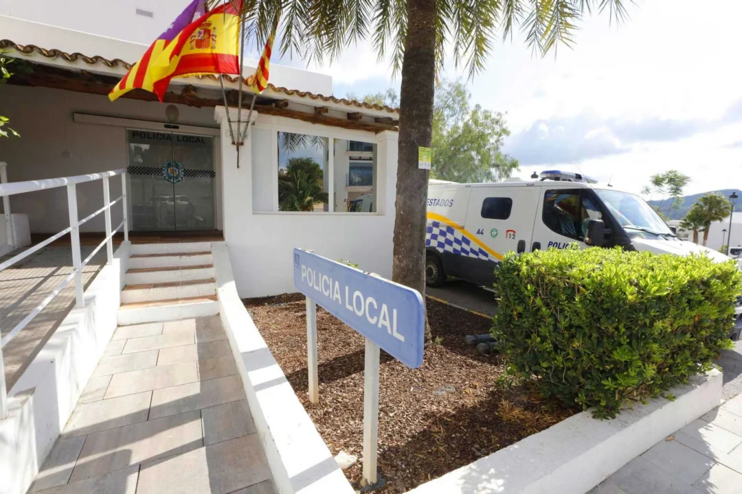https://www.diariodeibiza.com/news/nearly-200-counterfeit-international-football-team-jerseys-seized-port-des-torrent-beach/