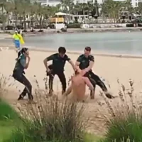 nude-tourist-arrested