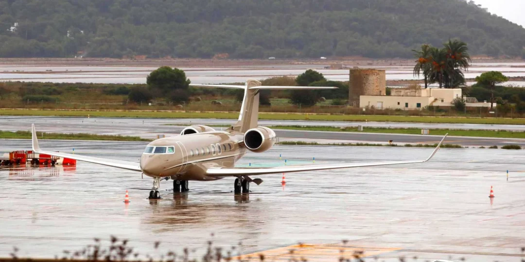 https://www.diariodeibiza.com/news/spain-senate-approves-motion-prioritize-commercial-aviation-private-jets/