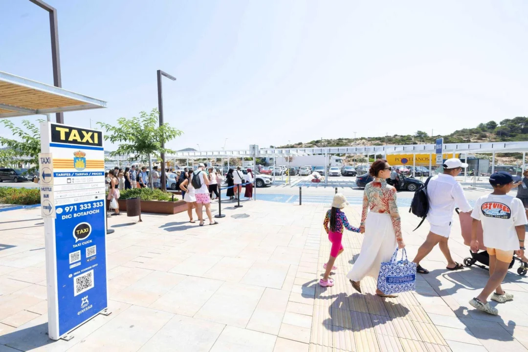 The taxi rank at the port entrance | Vicent Mari