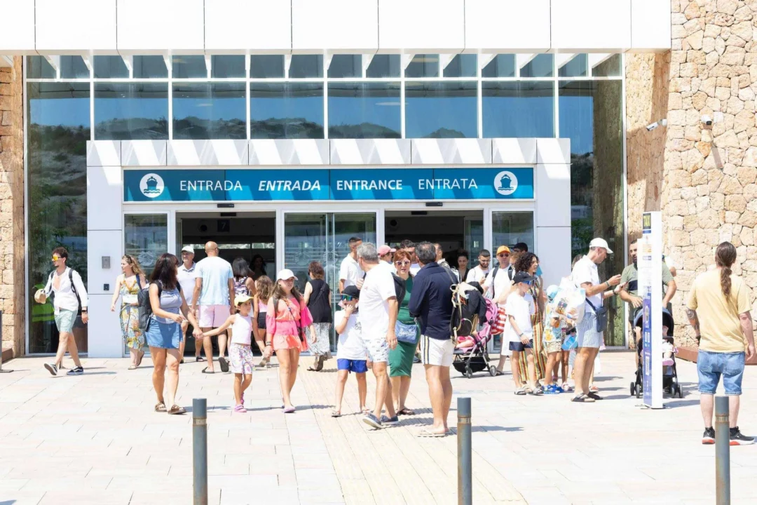 https://www.diariodeibiza.com/news/cruise-passengers-arriving-ibiza-choose-beaches-dalt-vila-budget-friendly-plans/