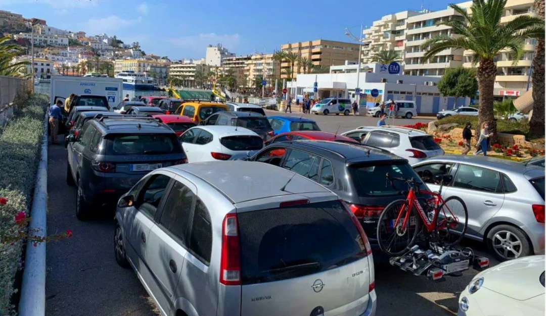 A queue of cars waiting to board the ferry to Formentera. | File photo