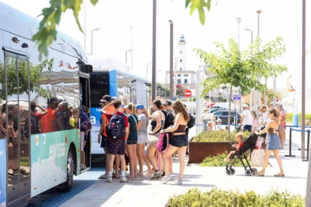 Taxi queues, overcrowded buses and 35°C heat: Cruise arrivals bring congestion back to Ibiza Port