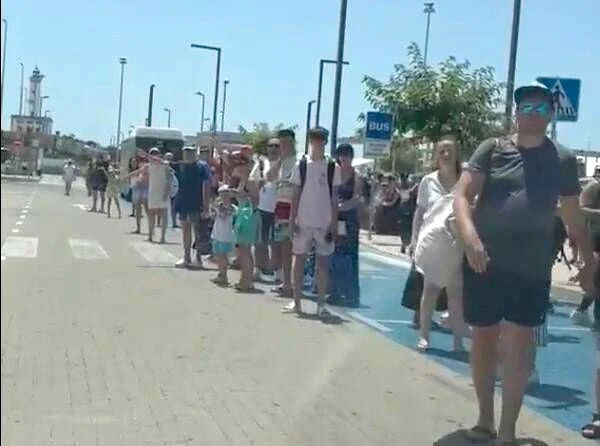 Cruise ship passengers invading the traffic lane in Es Botafoc to demand taxi services.
