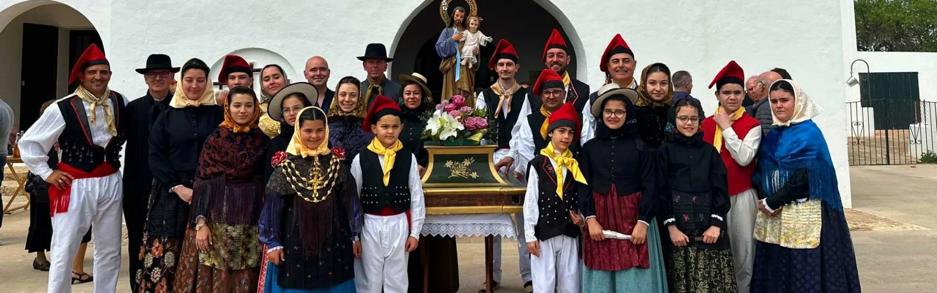 Members of the 'colla de ball pagès' Es Pastorells | Es Pastorells