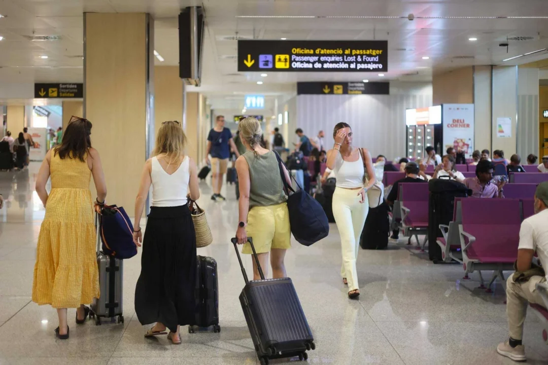 Passengers in the check-in area at Ibiza airport | Marcelo Sastre