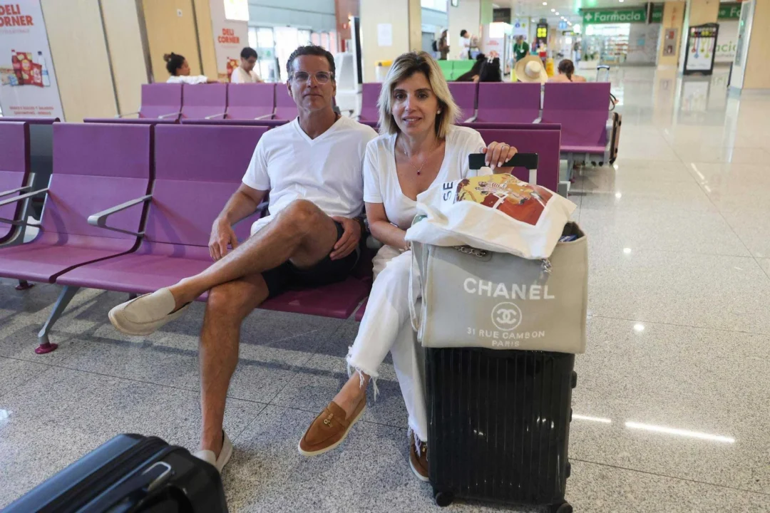 Cecilia, her husband Juanito, at Ibiza airport | Marcelo Sastre