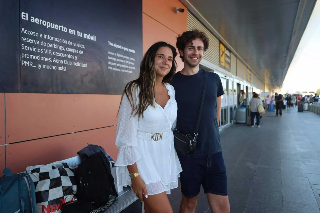 Matilde, a Portuguese traveler, waits at the airport with her partner. | Marcelo Sastre