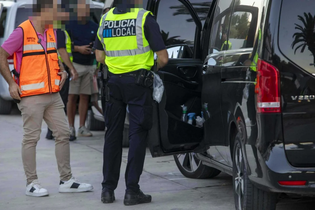 https://www.diariodeibiza.com/news/illegal-taxis-exploit-late-night-chaos-long-queues-ibiza-airport/