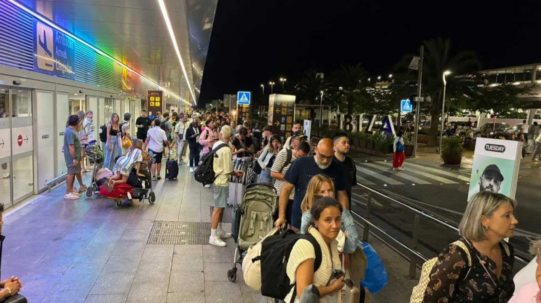 Queues at the airport taxi rank | GUILLERMO SÁEZ
