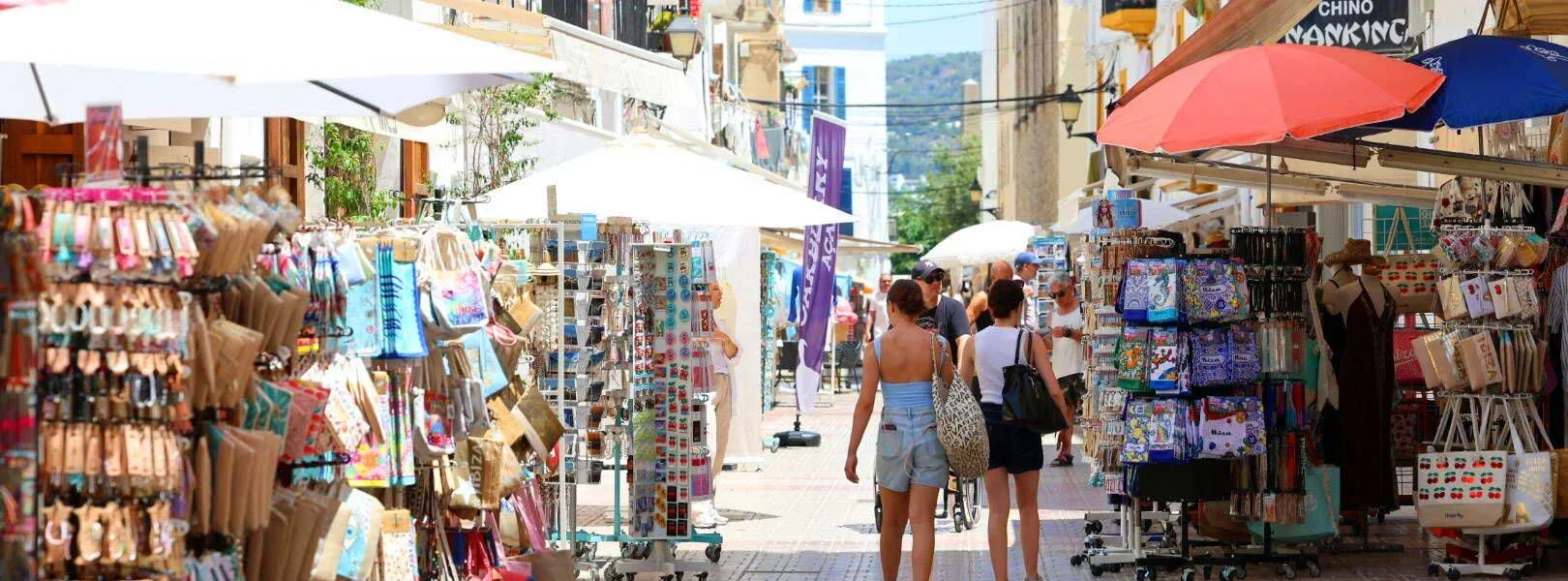 Tourists stroll through the streets of the Marina neighbourhood. | Vicent Marí