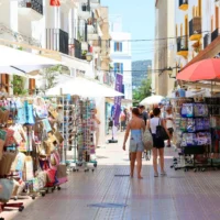 Tourists stroll through the streets of the Marina neighbourhood. | Vicent Marí