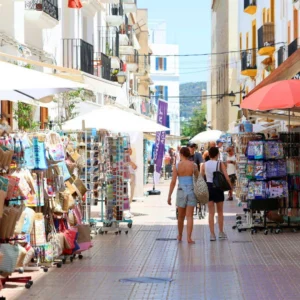 Tourists stroll through the streets of the Marina neighbourhood. | Vicent Marí