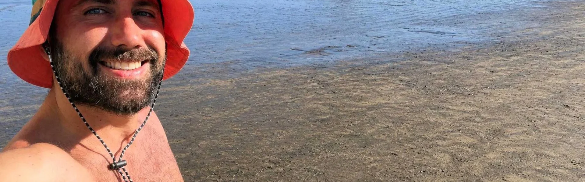 Abel Rodríguez, moments before entering the water with his board. | Abel Rodríguez