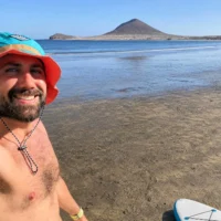 Abel Rodríguez, moments before entering the water with his board. | Abel Rodríguez