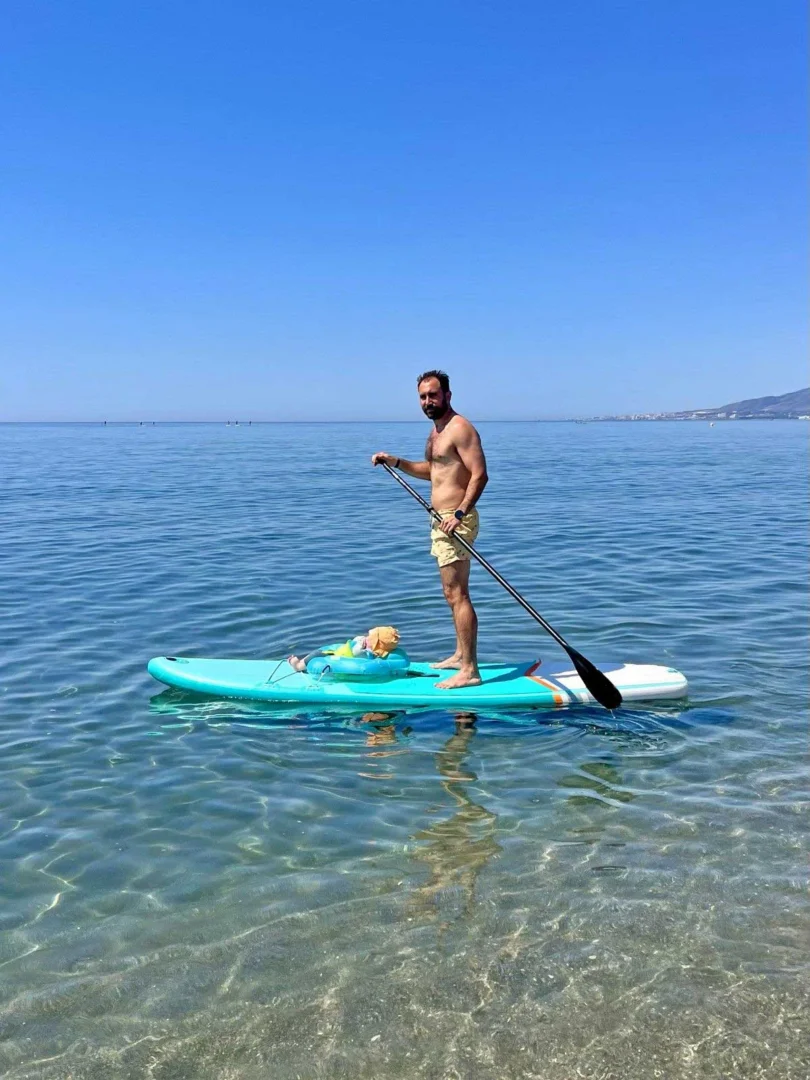 Abel paddling alongside one of his daughters. | Abel Rodríguez