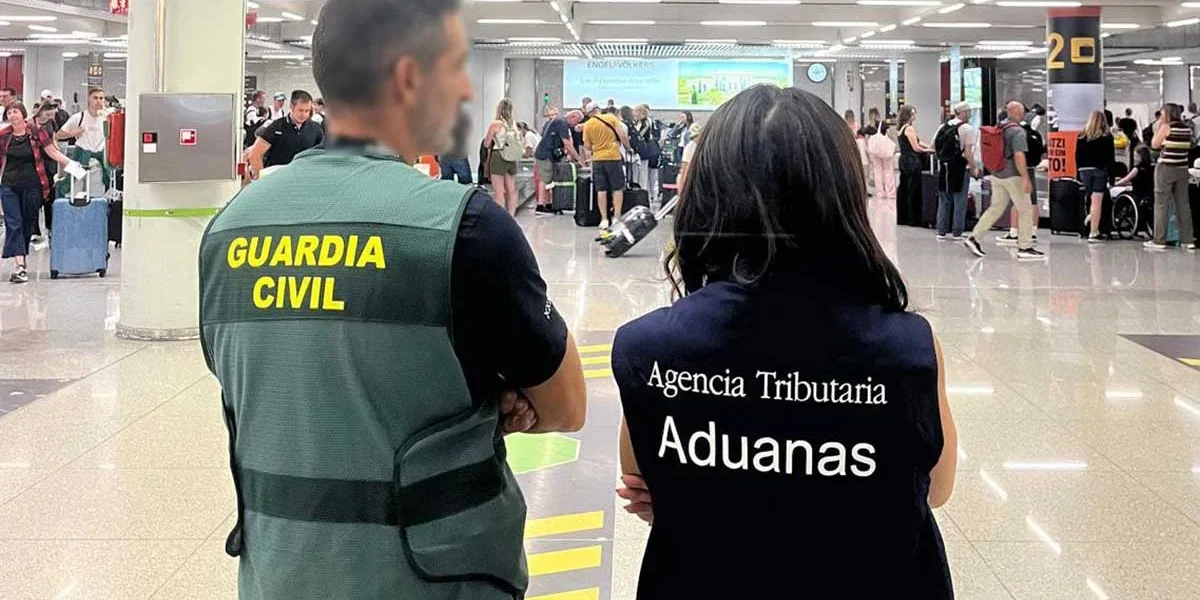 Civil Guard and Tax Agency officers at Ibiza airport. | AEAT