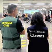Civil Guard and Tax Agency officers at Ibiza airport. | AEAT
