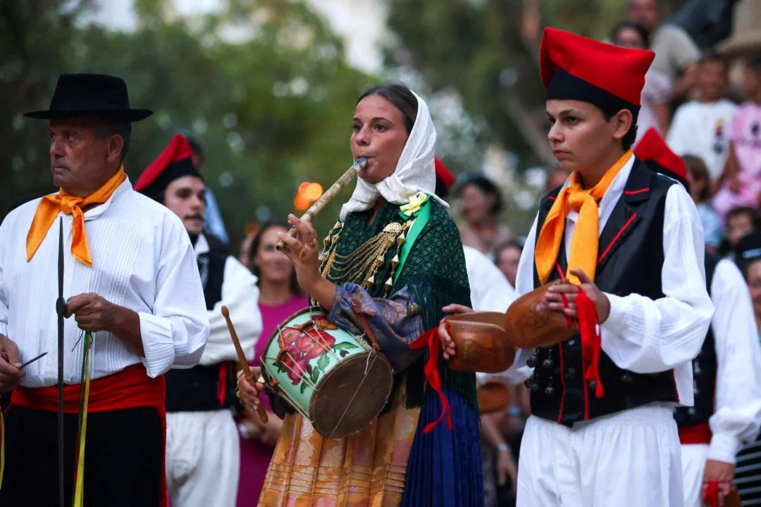 The Colla de Vila performing a traditional folk "ball pagès" in Vara de Rey. | Toni Escobar